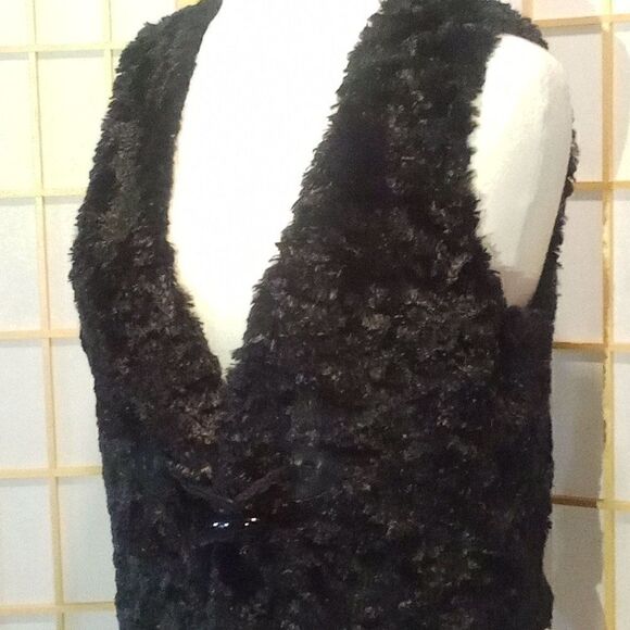 Trina Turk Lg Cropped Furry Vest - Picture 11 of 16